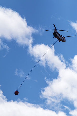 Columbia Helicopters Boeing Vertol Model 234 with water bucket, Arizona